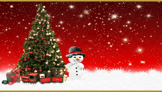 Snemand foran pyntet juletræ med gaver under